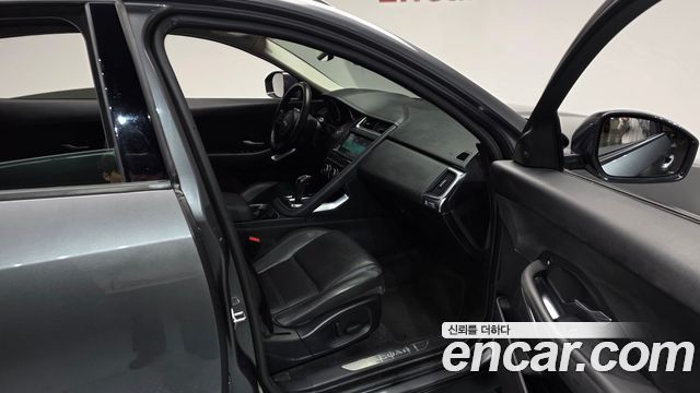 Jaguar E-PACE 2019 — photo 17