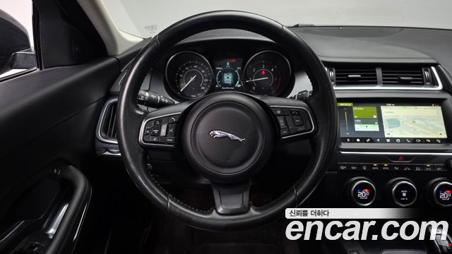 Jaguar E-PACE 2019 — photo 19
