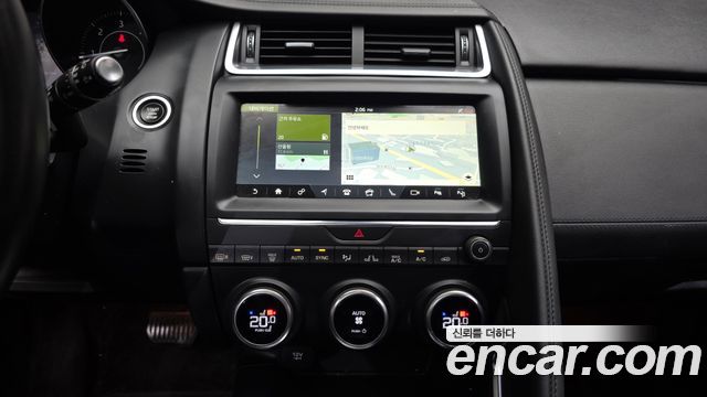 Jaguar E-PACE 2019 — photo 20