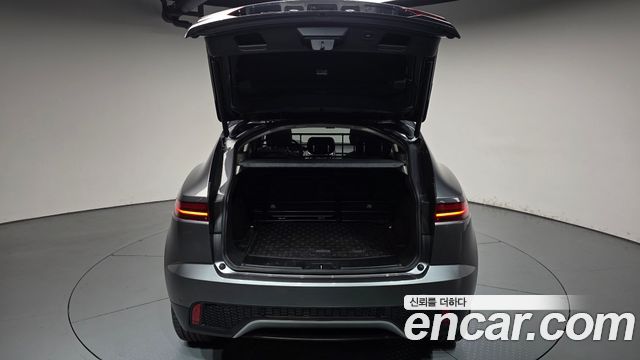 Jaguar E-PACE 2019 — photo 26