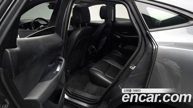 Jaguar E-PACE 2019 — photo 16