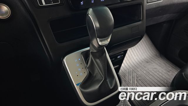 Hyundai Staria 2023 — photo 9
