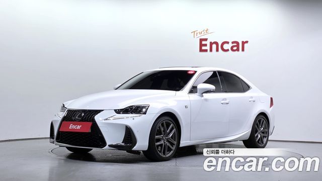 Lexus IS 2020 — photo 1