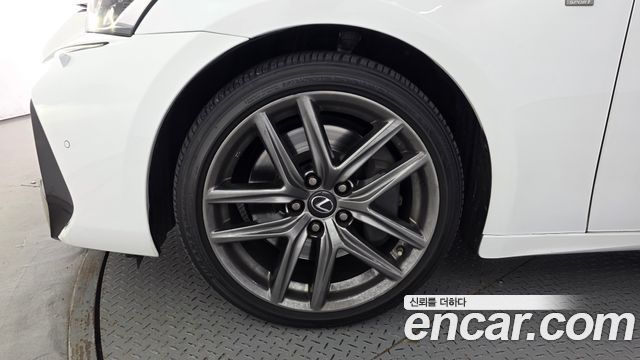 Lexus IS 2020 — photo 5