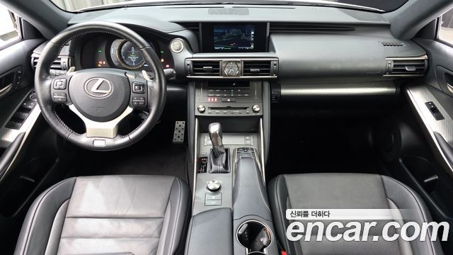 Lexus IS 2020 — photo 10