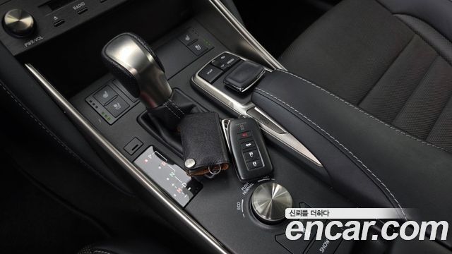 Lexus IS 2020 — photo 12