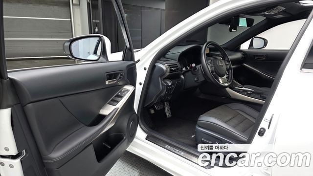 Lexus IS 2020 — photo 13