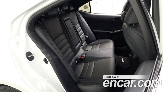 Lexus IS 2020 — photo 17
