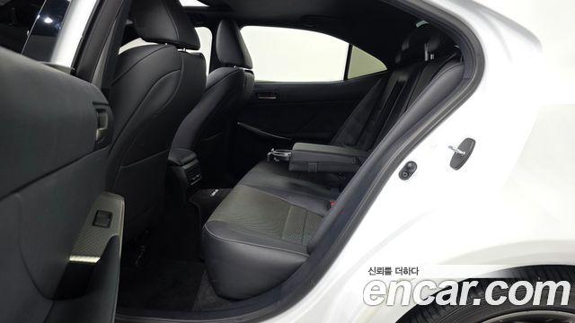 Lexus IS 2020 — photo 18