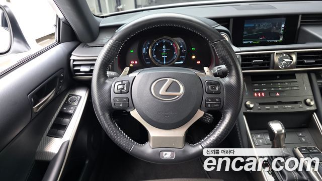 Lexus IS 2020 — photo 19