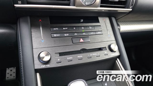 Lexus IS 2020 — photo 23