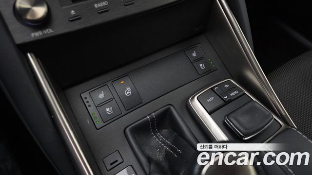 Lexus IS 2020 — photo 24