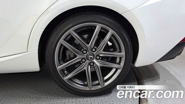 Lexus IS 2020 — photo 7