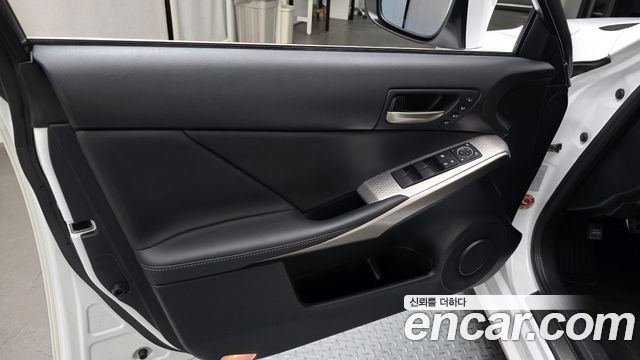 Lexus IS 2020 — photo 14
