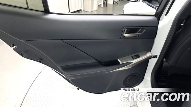 Lexus IS 2020 — photo 15