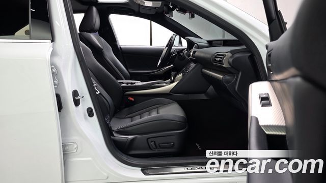 Lexus IS 2020 — photo 16