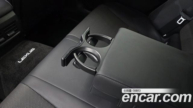 Lexus IS 2020 — photo 28