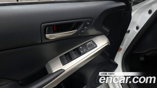 Lexus IS 2020 — photo 30