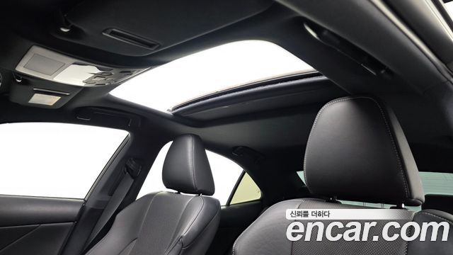 Lexus IS 2020 — photo 32