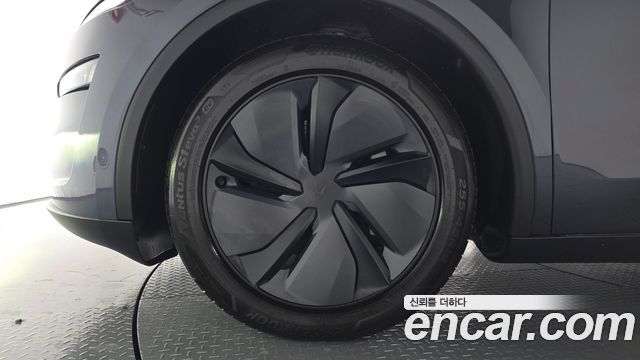 Tesla Model Y 2025 — photo 5