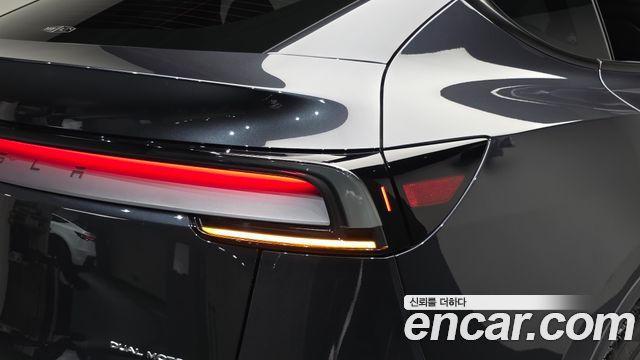 Tesla Model Y 2025 — photo 9