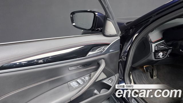 BMW 5-Series 2023 — photo 27
