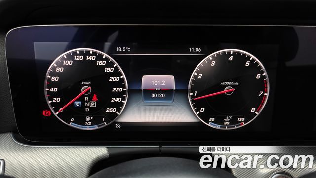 Mercedes-Benz E-Class 2019 — photo 11
