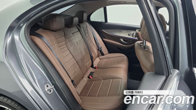 Mercedes-Benz E-Class 2019 — photo 17