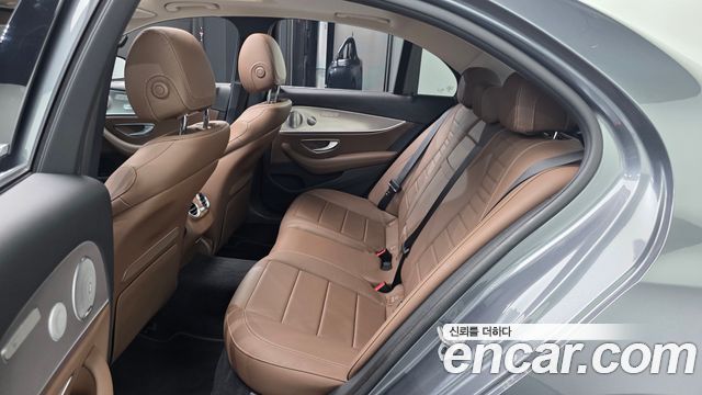 Mercedes-Benz E-Class 2019 — photo 18
