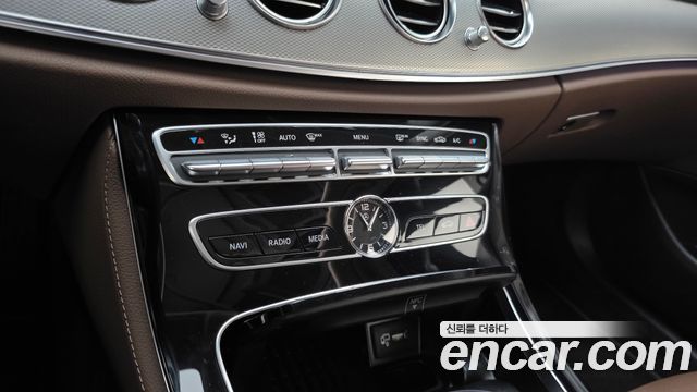 Mercedes-Benz E-Class 2019 — photo 24