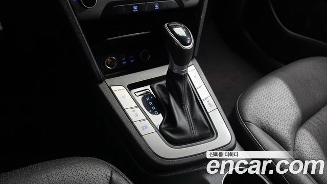 Hyundai AVANTE 2017 — photo 9