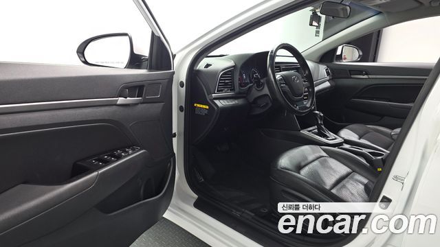 Hyundai AVANTE 2017 — photo 10