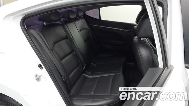 Hyundai AVANTE 2017 — photo 11