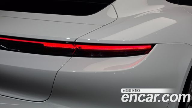 Porsche Taycan 2025 — photo 9