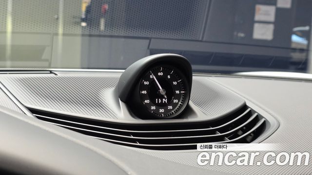 Porsche Taycan 2025 — photo 28