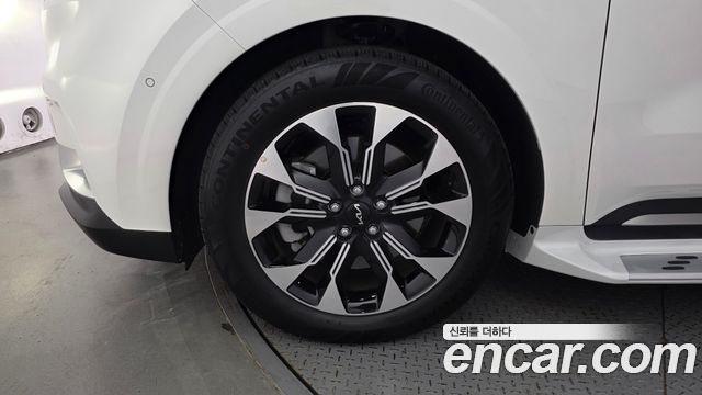 Kia Canival 2023 — photo 5