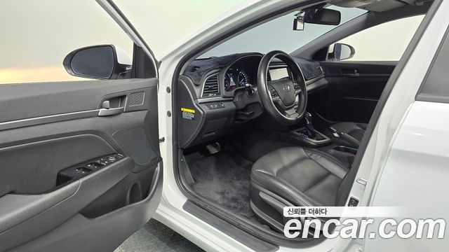 Hyundai AVANTE 2018 — photo 13