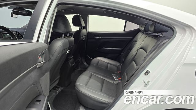Hyundai AVANTE 2018 — photo 17