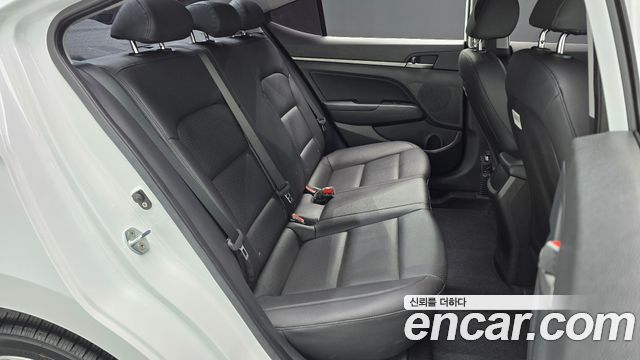 Hyundai AVANTE 2018 — photo 18