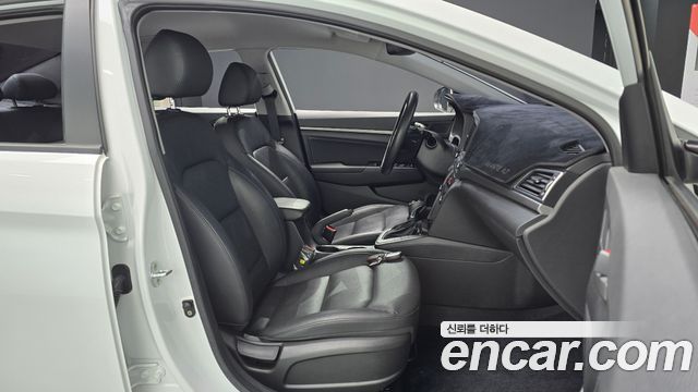 Hyundai AVANTE 2018 — photo 16