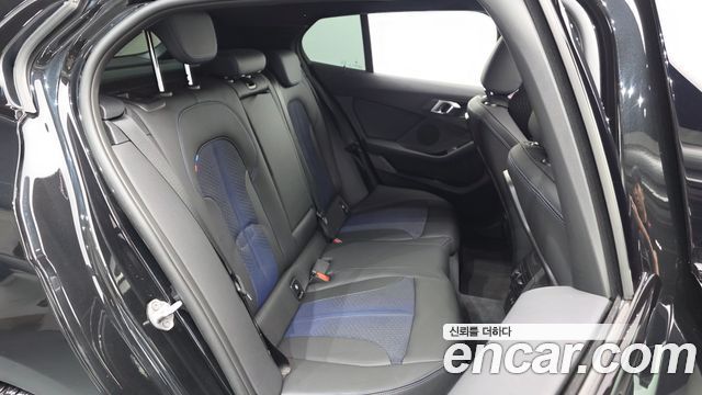 BMW 1-Series 2023 — photo 11