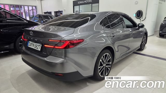 Toyota Camry 2025 — photo 2