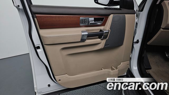 Land Rover Discovery 2016 — photo 14