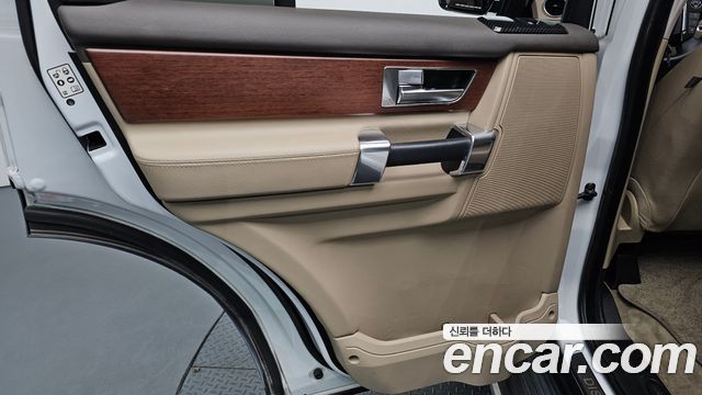 Land Rover Discovery 2016 — photo 15