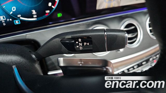 Mercedes-Benz E-Class 2023 — photo 12