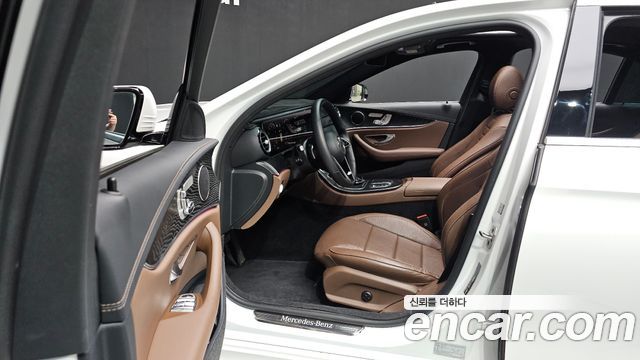 Mercedes-Benz E-Class 2023 — photo 13
