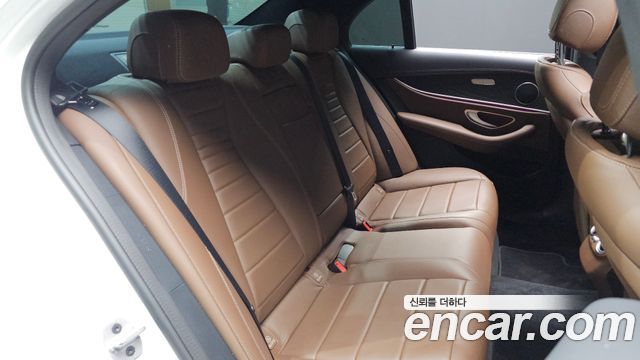 Mercedes-Benz E-Class 2023 — photo 17