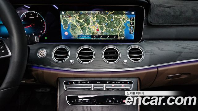 Mercedes-Benz E-Class 2023 — photo 18