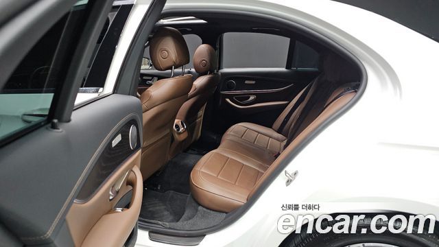 Mercedes-Benz E-Class 2023 — photo 24