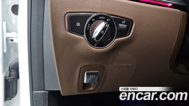 Mercedes-Benz E-Class 2023 — photo 26